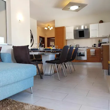 Luxury 9 Person A Walk To Paceville's Nightlife Apartament